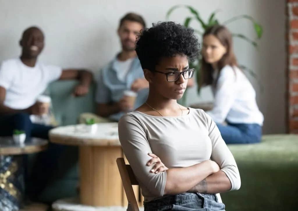 Jak skutecznie radzić sobie z fobią społeczną i pokonać lęk